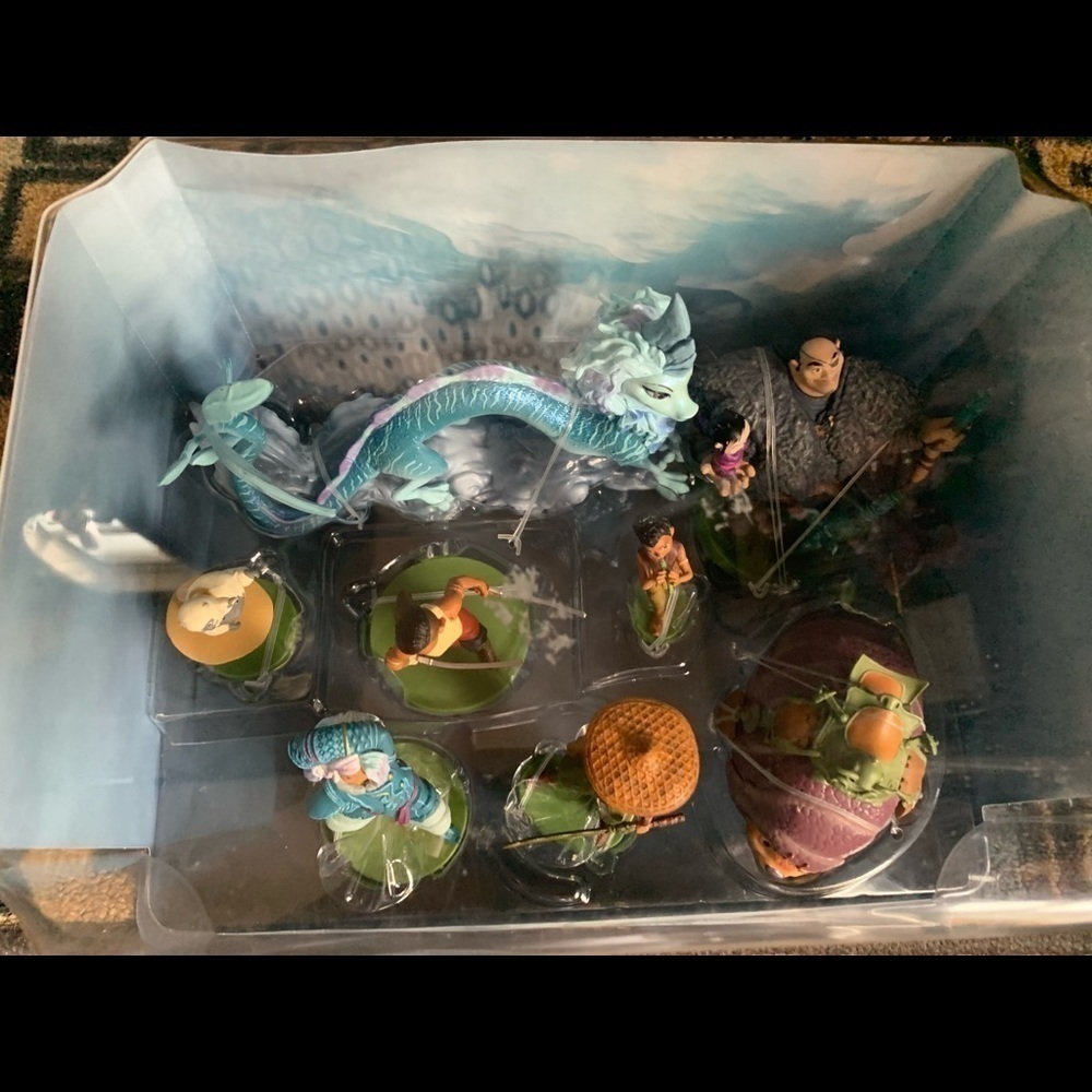Disney Raya 8pc Deluxe Figurine Set - Picture 3 of 3